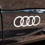 A First edition egyik sajátja a küszöbök fölé rakott Audi logó
