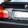 A fekete-szürke BMW-logó persze nem gyári