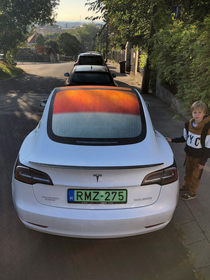Bal oldal: így látszik a Tesla-appban a jármű. Beállíthatunk korlátozások, például, hogy a gyerek ne gyorsuljon 260-re a Váci úton. A jobb oldal a Hungaroringi log. 199-re gyorsult az özönvízben a féktáv előtt, az elég komoly.