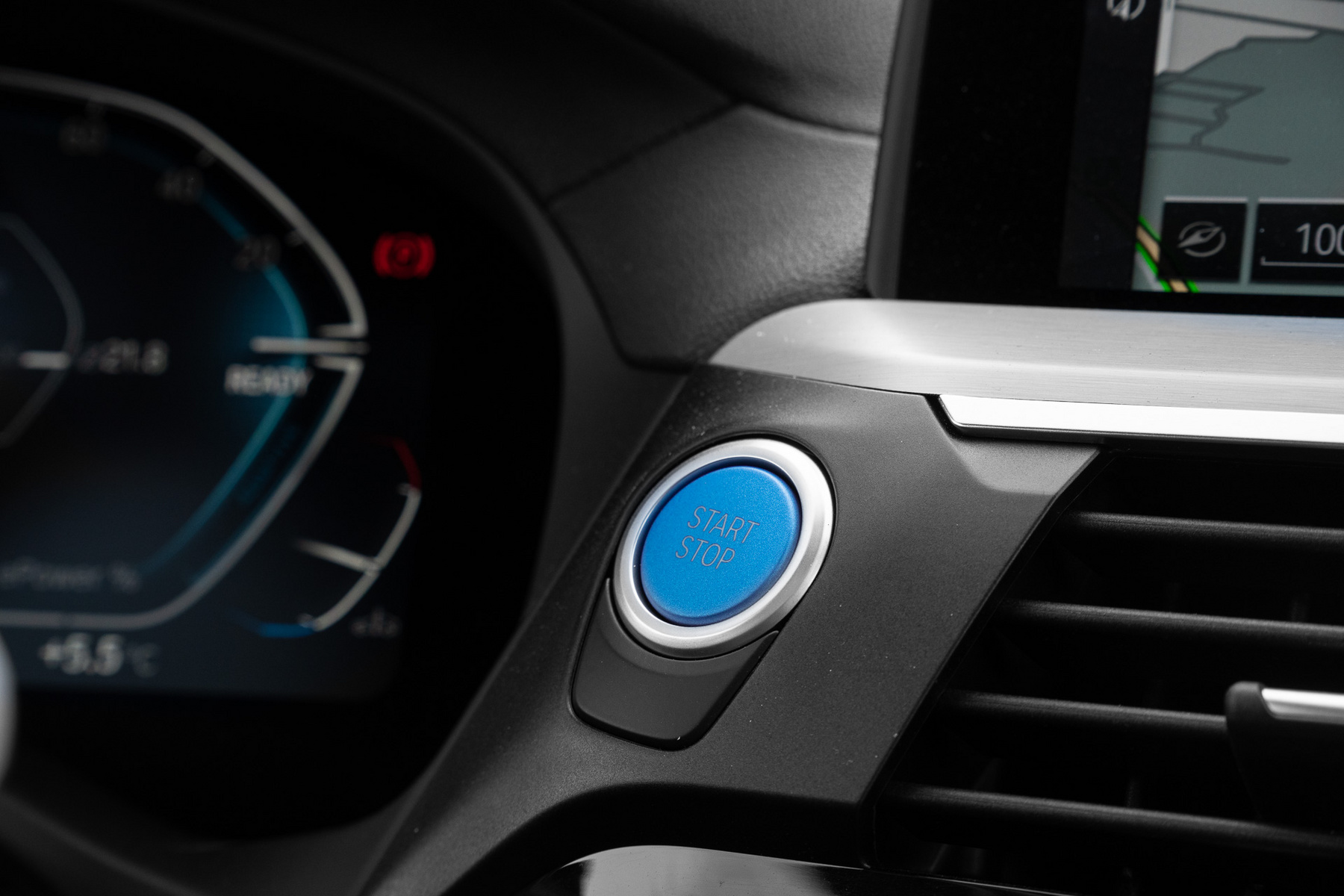 A startgomb is kék, mert ez az elektromos szín a BMW-nél