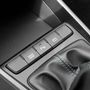 A Drive Mode feliratú gombbal lehet választani a Comfort és a Sport üzemmód között. A szélső helyekre az ülésfűtés gombjai rendelhetők meg
