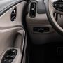 Mercedesből ismerős a világítás kapcsoló és környezete, illetve az egyetlen bajusz, amivel indexelni, reflektorozni és ablakot törölni lehet