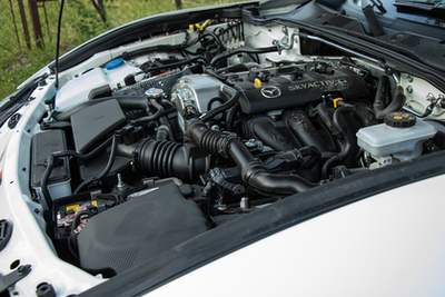 Klasszikus hosszmotoros, hátsókerekes autó a Mazda MX-5