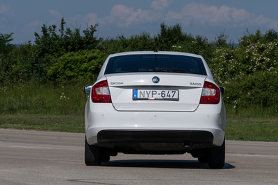 Hiába a hősi póz, a fehér Škoda Rapid nem tud menő lenni - talán ezért nem olyan népszerű, mint amilyen jó