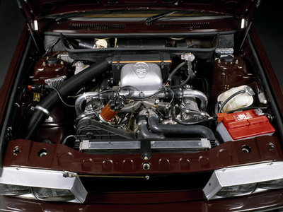 Maserati Shamal. 3,2 literes V8, DOHC 32 szelep és két turbó: 326 lóerő
