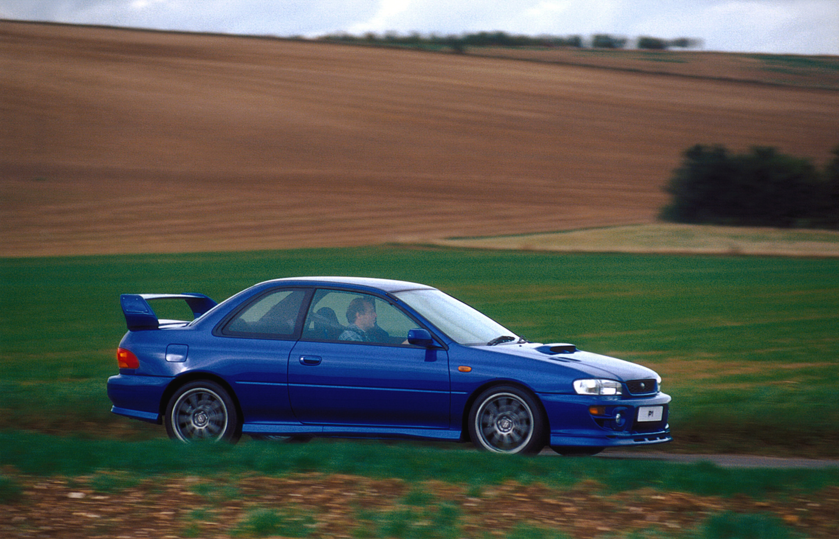 Néhány piacon a kezdetektől volt kupé Impreza, de sportváltozat csak 1997-től készült belőle. Mint a legendás 22B 