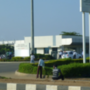 A Renault-Nissan Automotive indiai dolgozói cigiszünetet tartanak a bejárat közelében