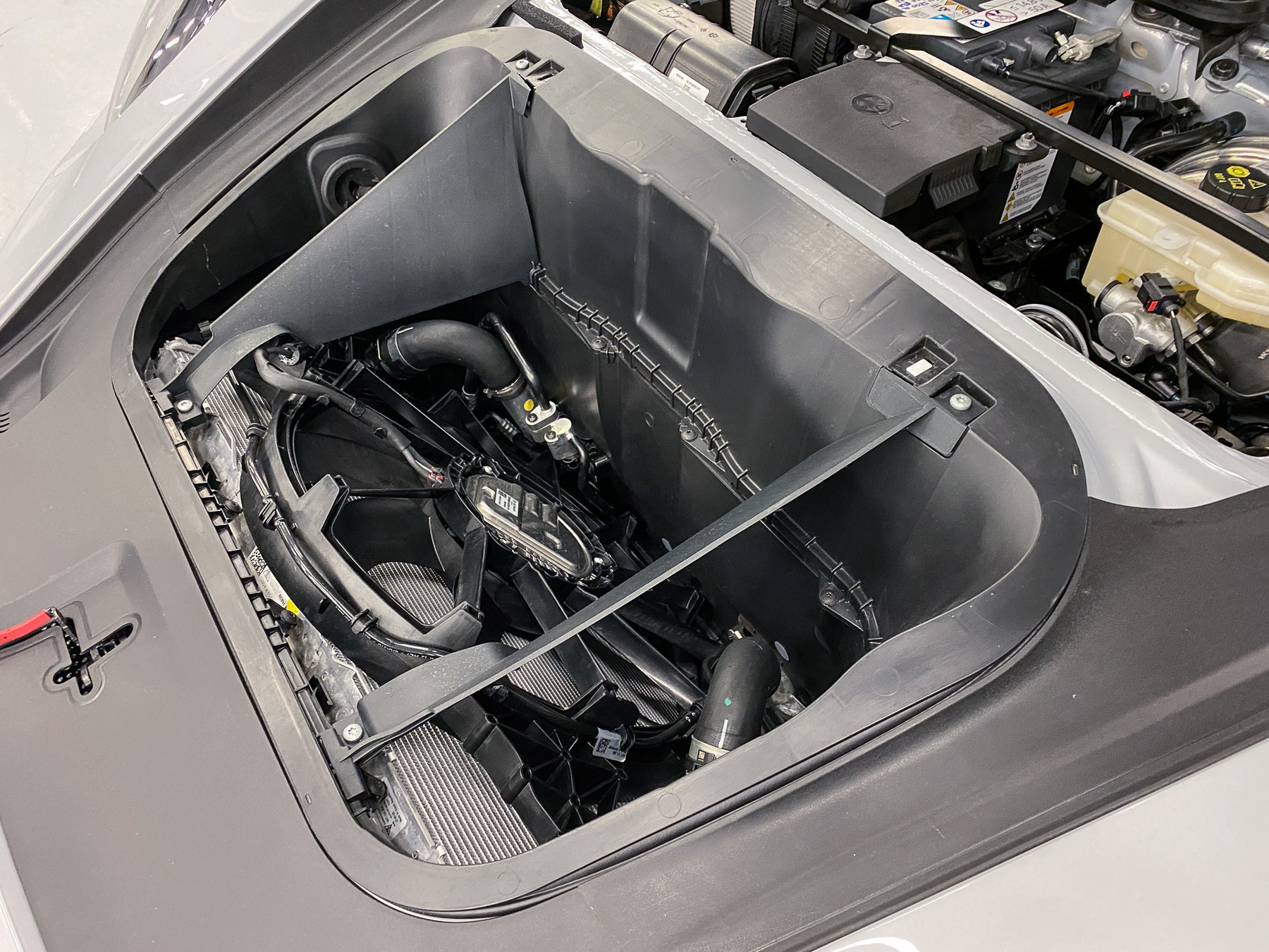 Az pedig a már emlegetett karbon ketrec, a feláras Weissach csomagos autóban, ami sok könnyű kiegészítőt jelent. 