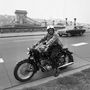 1979 – Egy motoros épp átkelt a hídon a BMW-vel. Akkor inkább legyen a motorosoké?
