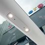 Az üvegtetőt elválasztó keresztborda és az utastér LED világítás. A fényeket megnyomva lehet ki és bekapcsolni. 
