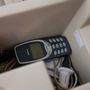 A tulaj nem bízza a véletlenre: mindig van nála egy világvége-álló Nokia 3310-es 