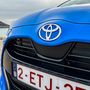 Ügyes dizájnelem a Toyota logó alatt így elrejteni a radart