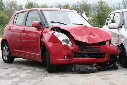 Ráfutásos baleset után: ehhez egy elöl sérült Avensis kell és kezdődhet a Lego 