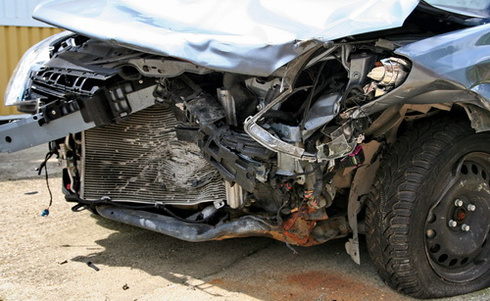 Ráfutásos baleset után: ehhez egy elöl sérült Avensis kell és kezdődhet a Lego 