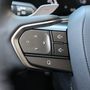 Mintha a Teslából átvett megoldás lenne a Lexus NX-ben a biankó irányítógomb. Az, hogy mit lehet kezelni vele, a head-up-display-en látszik