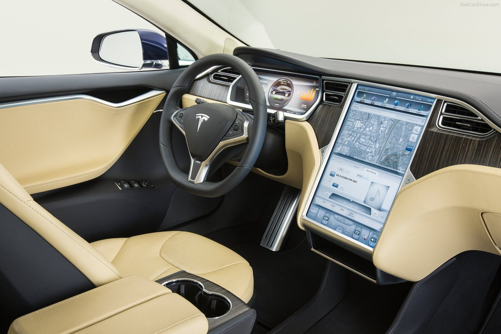A jelenlegi tesla Model S-sel ellentétben az újban már vízszintes tájolású a központi érintőképernyő. Szórakoztatási célra ez a jobb, navigációra és kezelőfelületként a függőleges lenne. És, ha elfordíthatóra csinálnák?